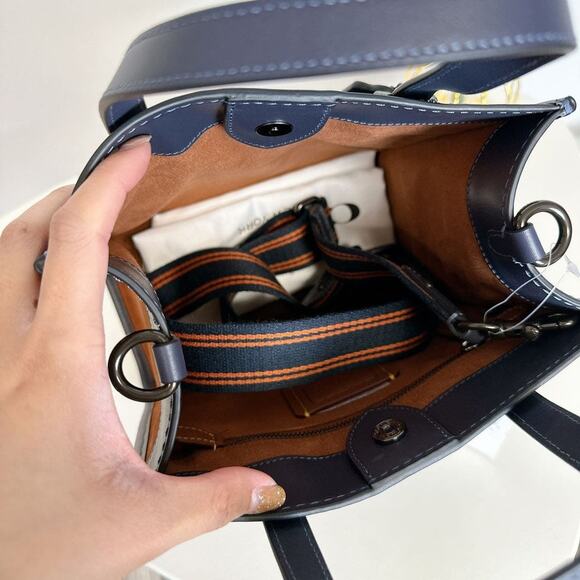 Coach CD750 Field Tote 22 With Horse And Carriage IN MIDNIGHT NAVY - Picture 5 of 6